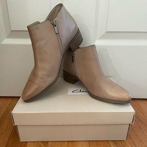 Clarks leather Marlina Revel bootie in Sand (size 9)